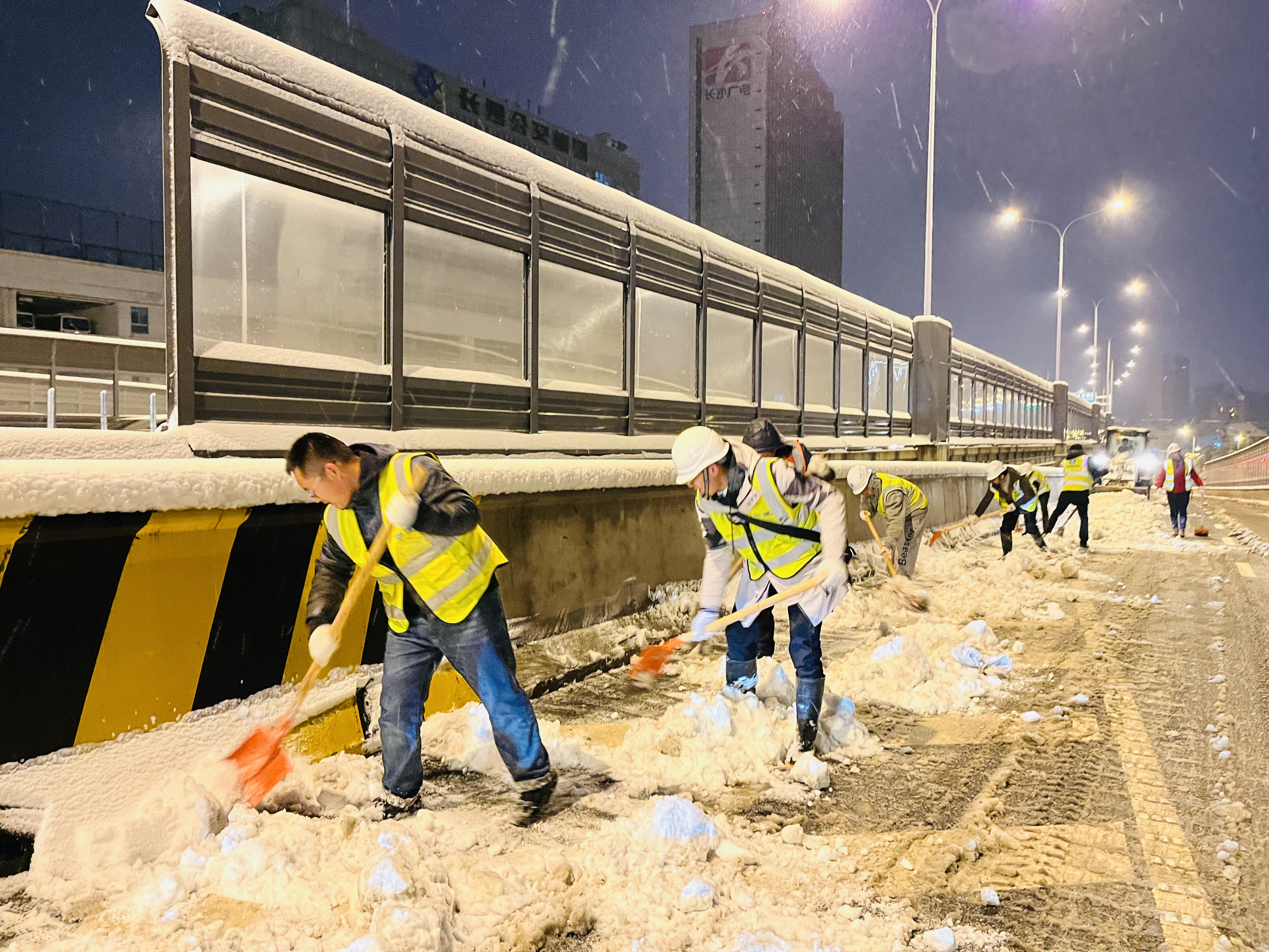 畅行中国，五局同行，铲冰雪、铺麻袋、保畅通，土木公司新韶山南路项目青年突击队连续奋战15小时保畅安！2.jpg