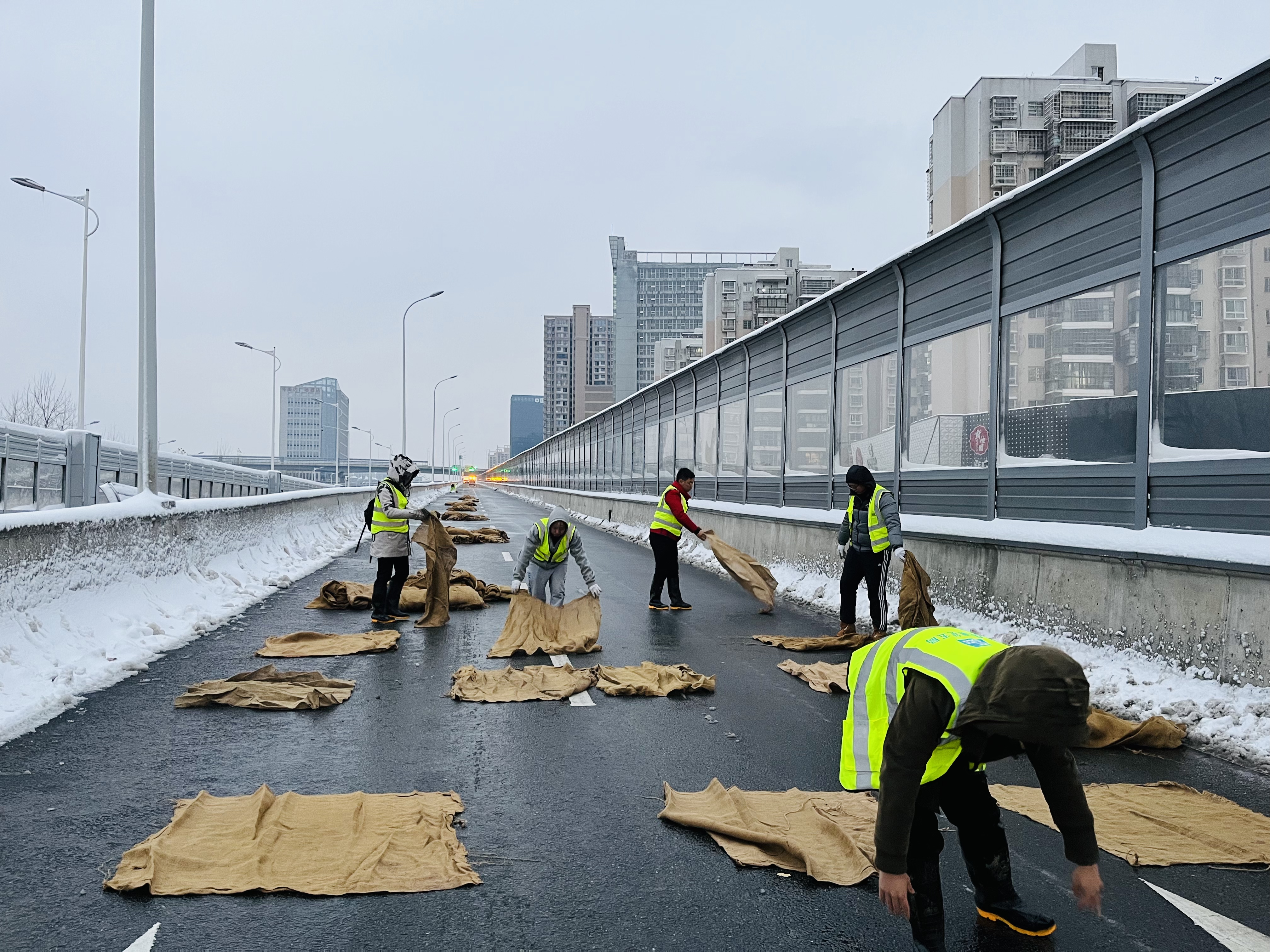 畅行中国，五局同行，铲冰雪、铺麻袋、保畅通，土木公司新韶山南路项目青年突击队连续奋战15小时保畅安！7.jpg