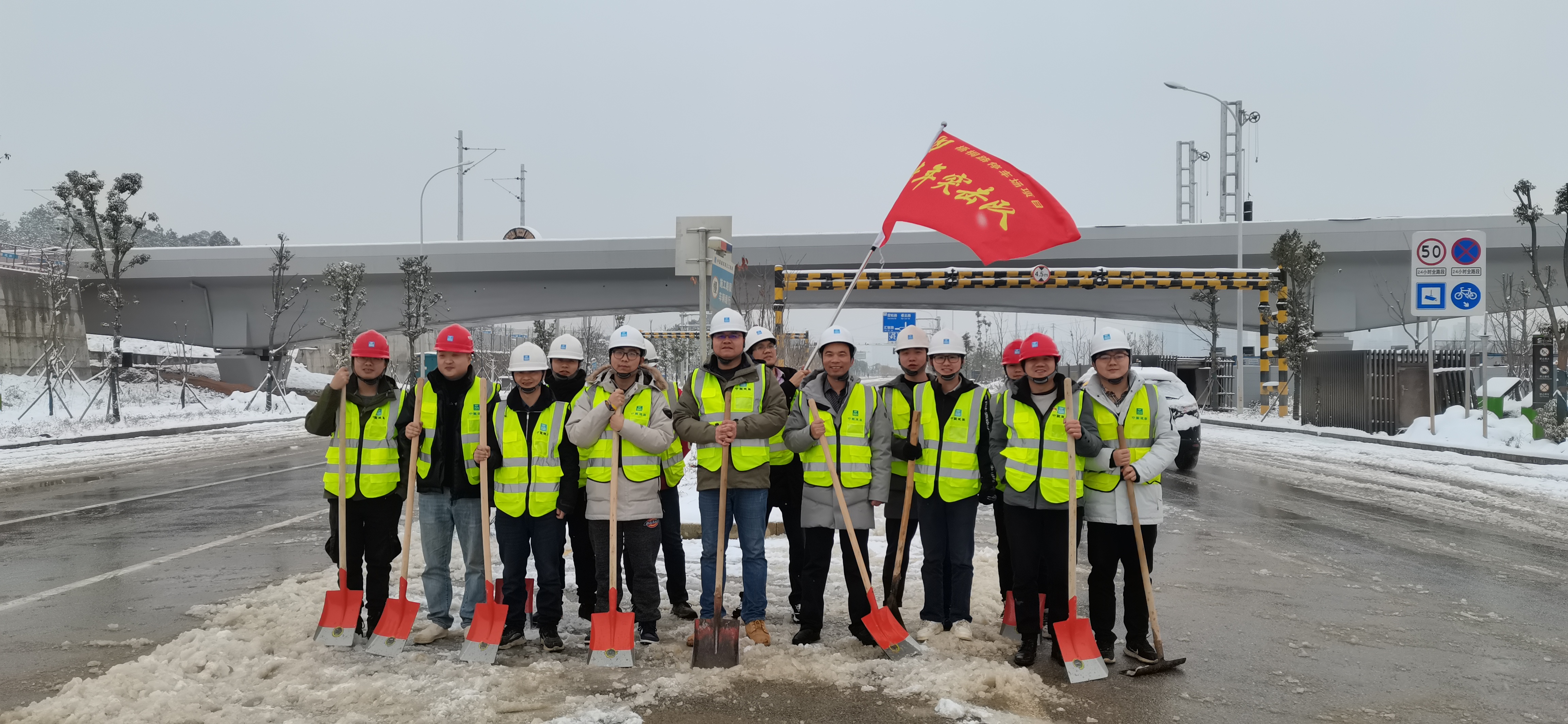 为雷锋镇主干道及村道破冰除雪，保障了市民的出行安全。.jpg